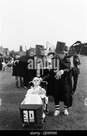 Course de pram sponsorisée, Theale, West Berkshire, Angleterre, octobre 1980. Banque D'Images