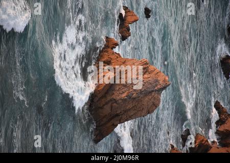 Un grand rocher sur la côte atlantique du Portugal Banque D'Images