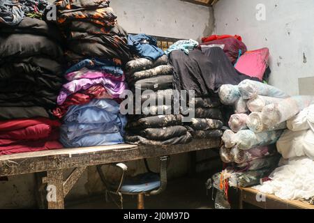 Une pile de vêtements de batik, couleur nationale de batik à Yogyakarta, Indonésie. Couches de tissu coloré, arrière-plan coloré. Pile de rouleaux brillants de Banque D'Images