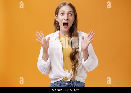 Portrait d'une femme animée et animée et animée en tenue glamour gestante avec des mains rasées, bouche ouverte de la part de Surpr Banque D'Images