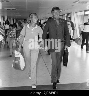 Michael Parkinson arrive à Heathrow avec sa femme Mary. Il est en Australie depuis six mois pour un spectacle. 7th septembre 1981. Banque D'Images