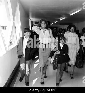 Sophia Loren et ses fils Carlo Ponti Jr. Et Edoardo Ponti à l'aéroport de Londres. Août 1980. Banque D'Images