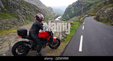 Sur Ducatis (Gamle haukeliveien), une vieille route pittoresque Banque D'Images