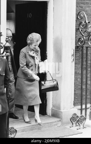 Margaret Thatcher PM photographié à l'extérieur de Downing Street, Londres, mercredi 14th avril 1982. Quitter Downing Street, en route pour la Chambre des communes pour le débat sur les Malouines. Banque D'Images