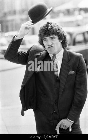 Kevin Keegan, star du football, montre le nouveau style de mode « vengeurs » lors du lancement d'une gamme de vêtements pour hommes qu'il a sélectionnée et contribué à concevoir. Keegan a dit qu'il s'inspirait de Stead de la série télévisée Avengers. La collection, allant des costumes et des topcoats aux jeans et chemises décontractées pour la chaîne de magasins Harry Fenton, a été lancée à l'hôtel Hilton de Londres. 8th septembre 1980. Banque D'Images