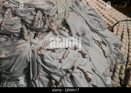 Teinture de tissus aux couleurs naturelles. Tissu bitik teint de couleur indigo sur coton blanc. Le processus de fabrication du batik peint et du batik estampé Banque D'Images