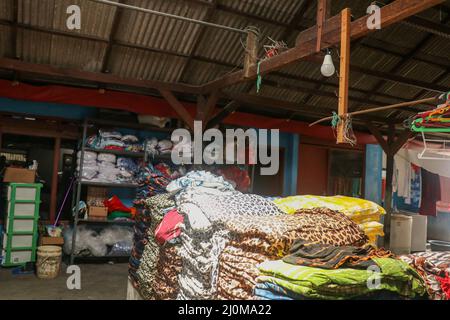 Une pile de vêtements de batik, couleur nationale de batik à Yogyakarta, Indonésie. Couches de tissu coloré, arrière-plan coloré. Pile de rouleaux brillants de Banque D'Images