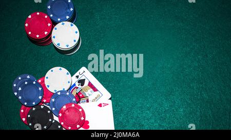 Jack chat coeur ace carte avec casino jetons vert table de poker Banque D'Images