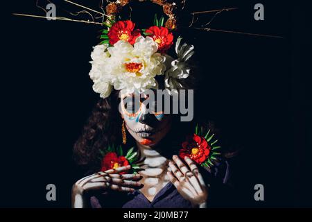 Femme avec le maquillage mexicain de crâne halloween sur son visage. Jour des morts et halloween Banque D'Images
