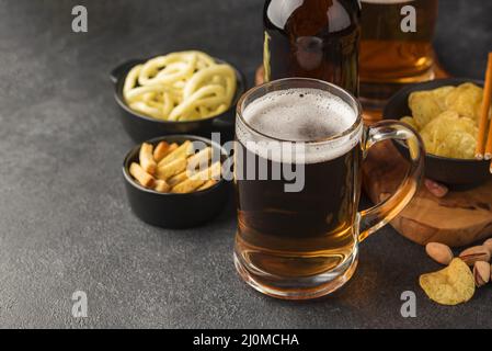 Collations pour tasses à bière à grand angle Banque D'Images