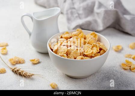 Bol à céréales à petit-déjeuner grand angle avec lait de blé Banque D'Images