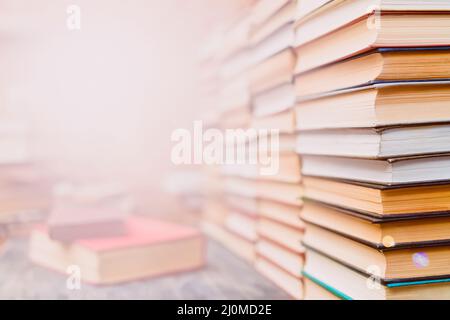 Rangées de livres dans la bibliothèque. Arrière-plan de texte. Symbole du savoir et de l'apprentissage. Banque D'Images