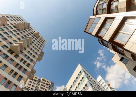 Résidentiel typique des immeubles de grande hauteur. Angle de vue de dessous. Banque D'Images