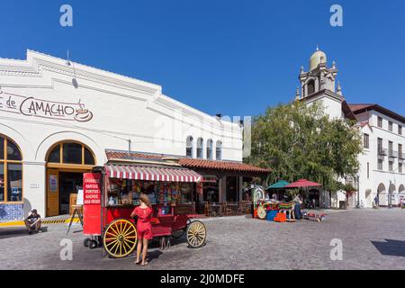 LOS ANGELES, CALIFORNIE, États-Unis - AOÛT 10 : chariot alimentaire près de l'entrée de la rue Olvera Los Angeles, Californie, États-Unis le 1 août Banque D'Images