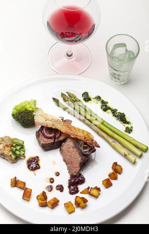 Steak grillé avec asperges sur l'assiette Banque D'Images