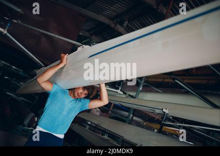 Sportsman Single Scroll man rameur se prépare à la compétition avec le bateau Banque D'Images