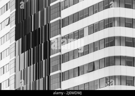 La façade d'un bâtiment moderne de plusieurs étages photo en noir et blanc Banque D'Images