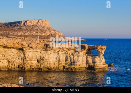 Célèbres grottes marines au coucher du soleil à Ayia Napa Chypre Banque D'Images