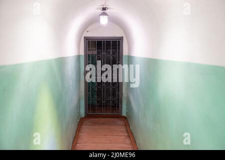 Passage de couloir avec porte et feux Banque D'Images