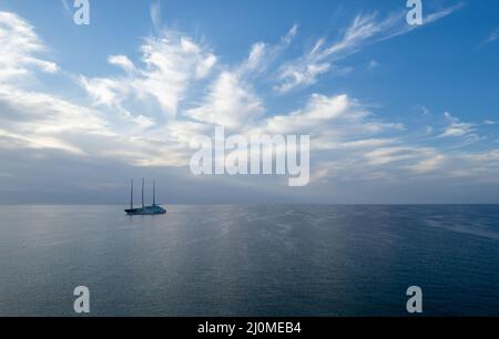 Vue aérienne d'un yacht de luxe amarré à l'extérieur d'un port. Banque D'Images