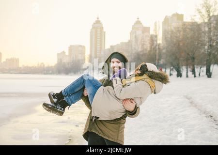 Activités de plein air à thème en hiver. Couple aimant homme et femme joie caucasienne bonheur bonheur amour émotions sur le rivage de Banque D'Images