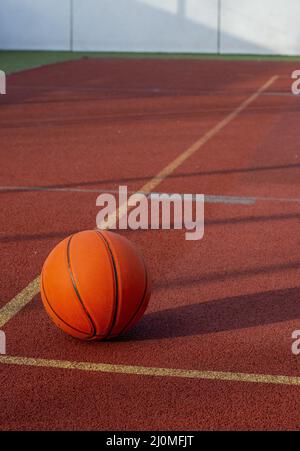 Ballon de basket-ball sur le terrain public extérieur Banque D'Images