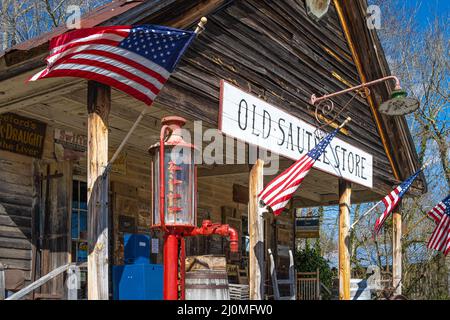 La boutique de souvenirs et le musée historique de l'Old Sautee Store se trouvent à Sautee Nacoochee, près de Helen, en Géorgie, dans un magasin général datant de 19th ans. (ÉTATS-UNIS) Banque D'Images