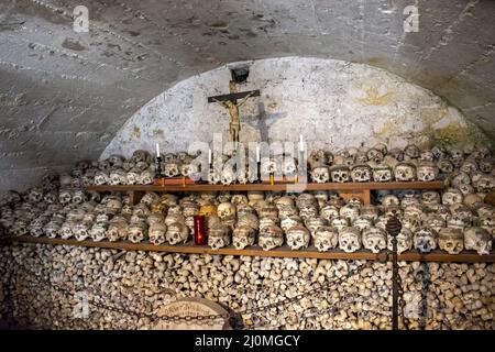 HALLSTATT, AUTRICHE - juillet 21 2020 : maison charnel ou Bone dans la chapelle Saint-Michel de Hallstatt. Ossuaire. Alpes autrichiennes. Hall Banque D'Images