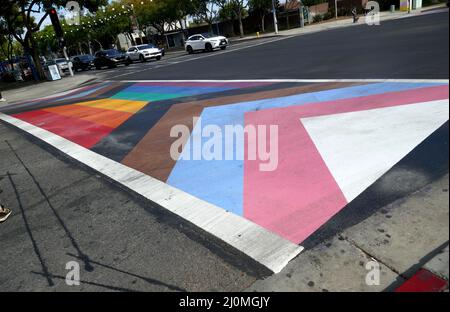 West Hollywood, Californie, États-Unis 15th mars 2022 Une vue générale de l'atmosphère de LGBTQ et Trans Flags Colors sur Crosswalk sur Santa Monica Blvd le 15 mars 2022 à West Hollywood, Californie, États-Unis. Photo par Barry King/Alay stock photo Banque D'Images