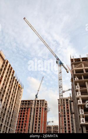 Une grue sur la construction d'une tour. Saint-Pétersbourg Banque D'Images