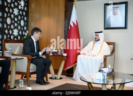 20 mars 2022, Qatar, Doha: Robert Habeck (l, Bündnis 90/Die Grünen), ministre allemand des Affaires économiques et de la protection du climat, et Sheikh Mohammed bin Hamad bin Kasim al-Abdullah Al Thani, ministre du Commerce et de l'Industrie du Qatar, se rencontrent pour des entretiens au ministère du Commerce et de l'Industrie. Le ministre de l'économie et de la protection du climat, Habeck, effectue une visite de trois jours dans le golfe Persique. Il tient de nombreuses discussions au Qatar et aux Émirats arabes Unis (eau) sur les importations possibles d'énergie en provenance des États du Golfe. En conséquence de la guerre d'Ukraine, l'Allemagne veut réduire sa dépendance vis-à-vis des importations d'énergie russe. Banque D'Images