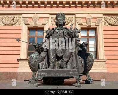 SAINT-PÉTERSBOURG, RUSSIE - 05 SEPTEMBRE 2021 : monument à l'empereur russe Paul I dans la cour du château de Mikhaïlovsky (Ingénierie). Saint Banque D'Images