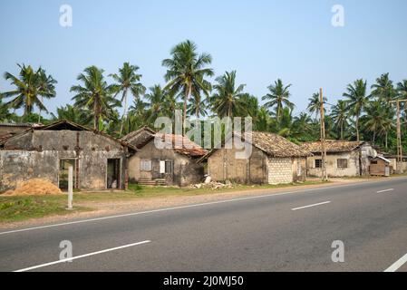 Maisons abandonnées à moitié ruinées dans les environs de Hikkaduwa. Séquelles du tsunami, Sri Lanka Banque D'Images