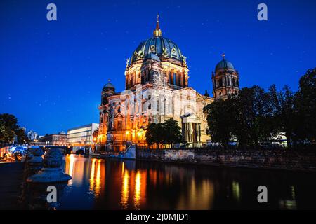 Belle vue de la cathédrale historique de Berlin (Berliner Dom) au célèbre Museumsinsel (île des musées) la nuit Berlin Allemagne . Banque D'Images