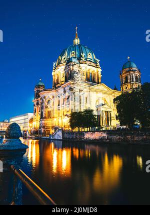 Belle vue de la cathédrale historique de Berlin (Berliner Dom) au célèbre Museumsinsel (île des musées) la nuit Berlin Allemagne . Banque D'Images