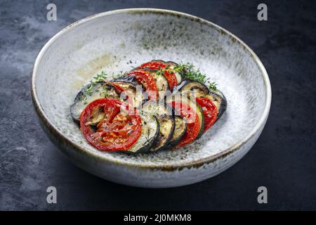 Ratatouille française traditionnelle de style moderne avec tomates Banque D'Images