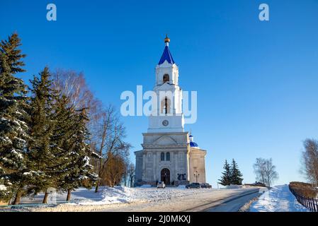 Le clocher de l'ancienne cathédrale de Résurrection, le jour de janvier. Kashin, région de Tver, Russie Banque D'Images