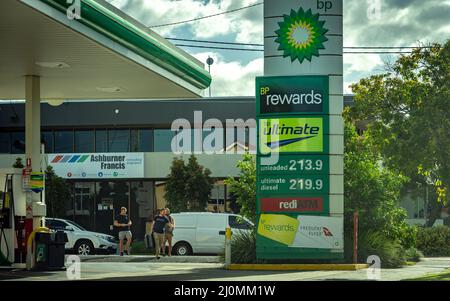 Brisbane, Queensland, Australie - 20 mars 2022 : prix du carburant à la station-service BP locale Banque D'Images