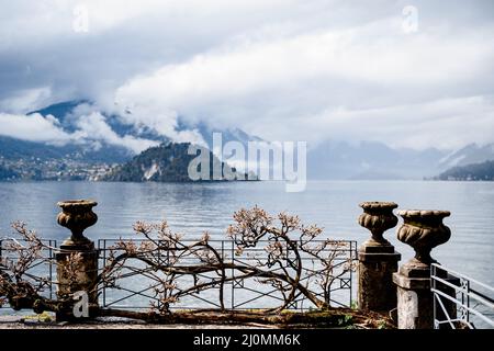 Vases en pierre sur des socles sur une terrasse au-dessus du lac de Côme.Villa Monastero, Italie Banque D'Images