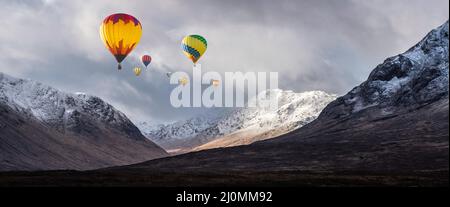 Image composite numérique de ballons à air chaud volant au-dessus de magnifique paysage d'hiver image de Lost Valley en Écosse Banque D'Images