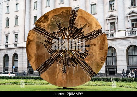 Sculpture en bronze de Disco Grande par le sculpteur Arnaldo Pomodoro.Italie, Milan Banque D'Images