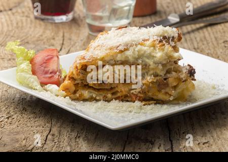 Portion de lasagnes sur une assiette blanche Banque D'Images