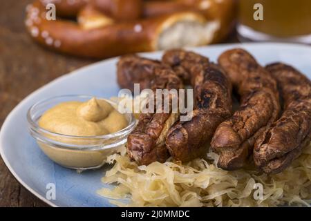 Saucisses de Nuremberg avec choucroute en rouleau Banque D'Images