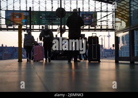 Berlin, Allemagne. 20th mars 2022. Les voyageurs attendent leur train à la gare principale. Credit: Joerg Carstensen/dpa/Alay Live News Banque D'Images