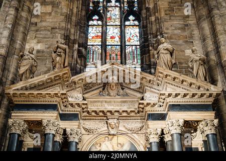 Couverture en pierre sur les fresques sous les vitraux du Duomo.Milan, Italie Banque D'Images