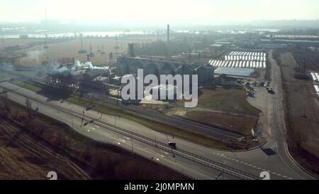 Élévateur de grain paysage. Vue aérienne du Drone. Vue de vol sur Metal Round Silos Banque D'Images
