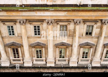 Façade du bâtiment avec balustrades et colonnades.Milan, Italie Banque D'Images