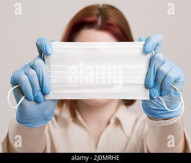 Femme avec vue de face concept de masque Banque D'Images