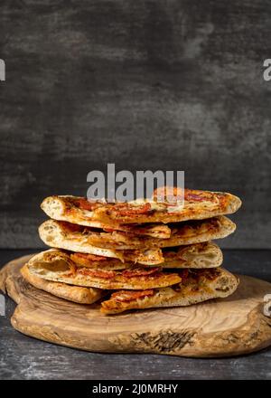 Vue avant de la pile de pizzas Banque D'Images