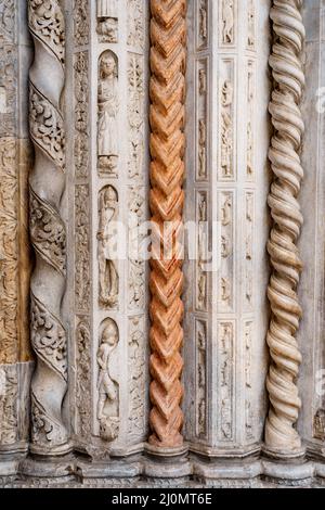 Détails de la porte de la basilique Santa Maria Maggiore.Bergame, Italie Banque D'Images